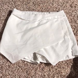 WHITE envelope skirt / skort 💟💟 Only worn ONCE